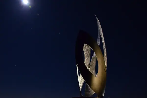 Évolution, sculpture monumentale inox, spirale d'amandes au nombre d'or, lumière, reflets, enzo graftieaux, sculpteur, géométrie sacrée